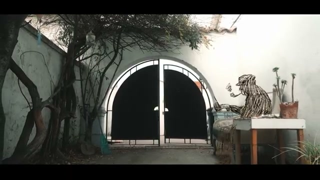 Fotograma del videoclip de Molino: una figura rotoscopiada junto al portón de una casa