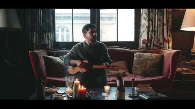 Camilo Morales tocando el cuatro venezolano durante el rodaje del videoclip de Molino