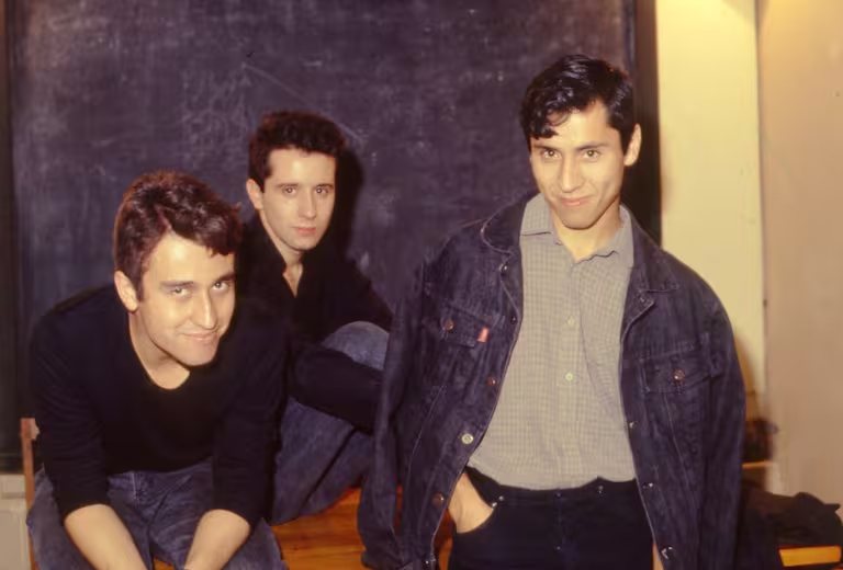 Los Prisioneros en los años ochenta, posando frente a una pizarra