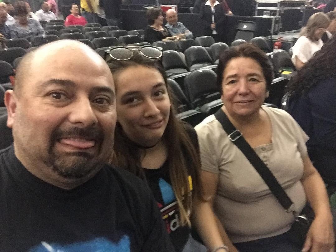 Tuga, su hija y su madre se toman una selfie en las butacas antes de un concierto de Marco Antonio Solís