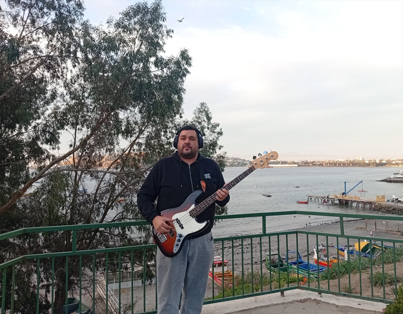 Petoro con su bajo Fender frente a la bahía, en la Región de Coquimbo