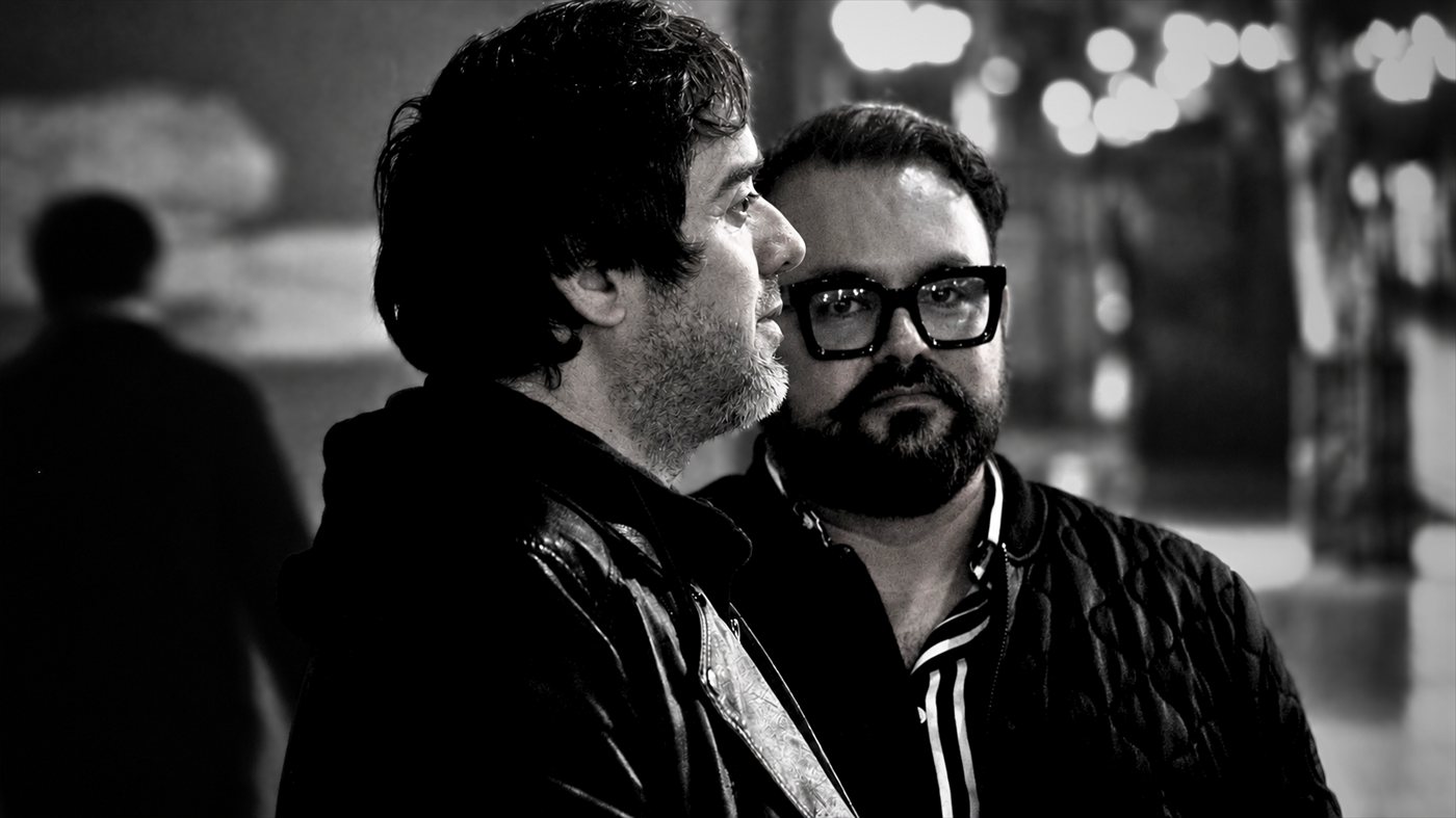 Iván Toro y Oscar Hauyon, de Polter, retratados de noche en blanco y negro