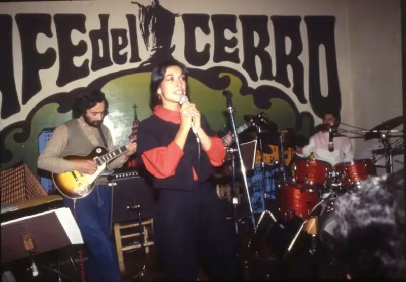 Presentación en vivo en el escenario del Café del Cerro, Santiago