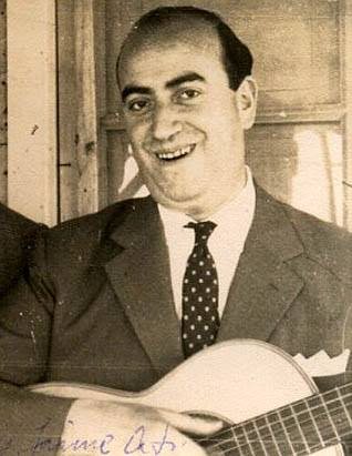 Jaime Atria sonriendo, con su guitarra