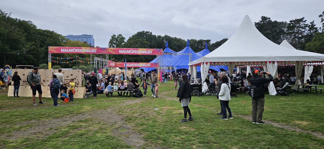 Carpas y público en el Malmöfestivalen, en un parque del centro de Malmö