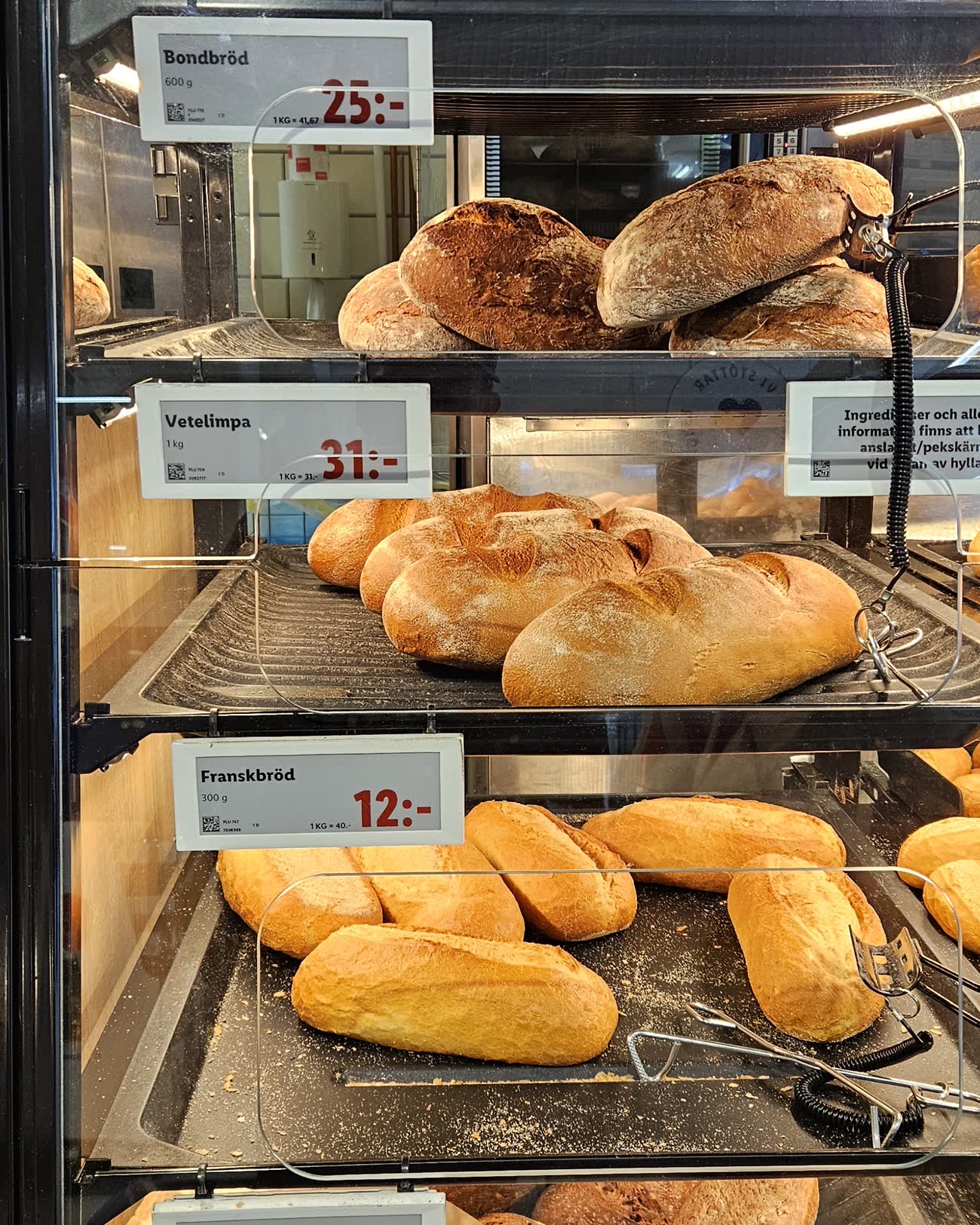 Vitrina de panadería de un supermercado sueco con los precios en coronas