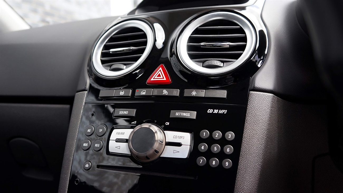 Reproductor de CD en el tablero de un auto, con el sistema antishock de la época