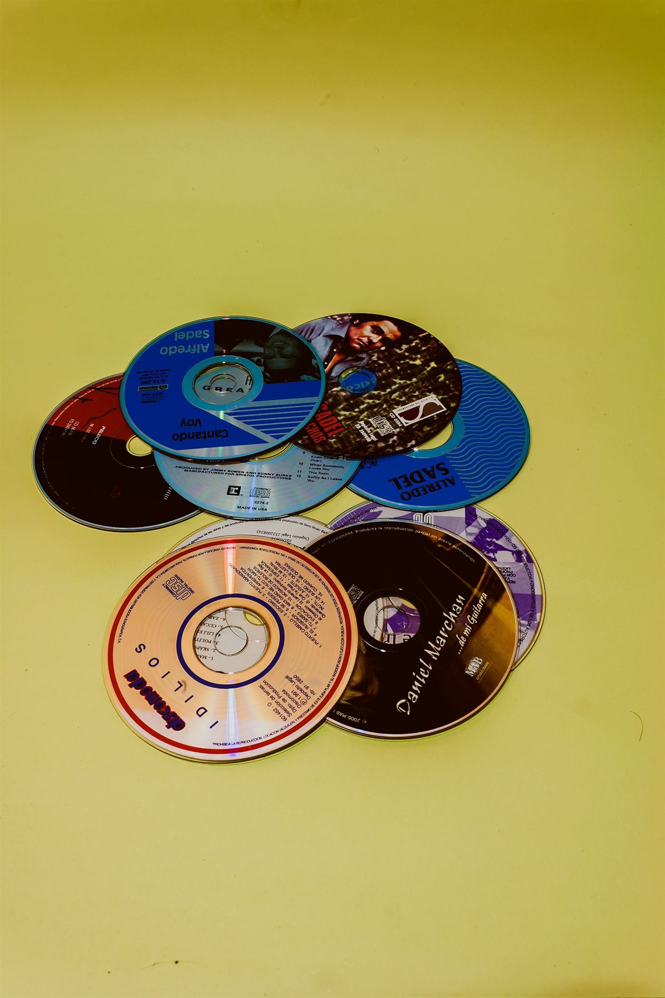 Colección de CDs originales apilados, recuerdo de la época de los compilados caseros