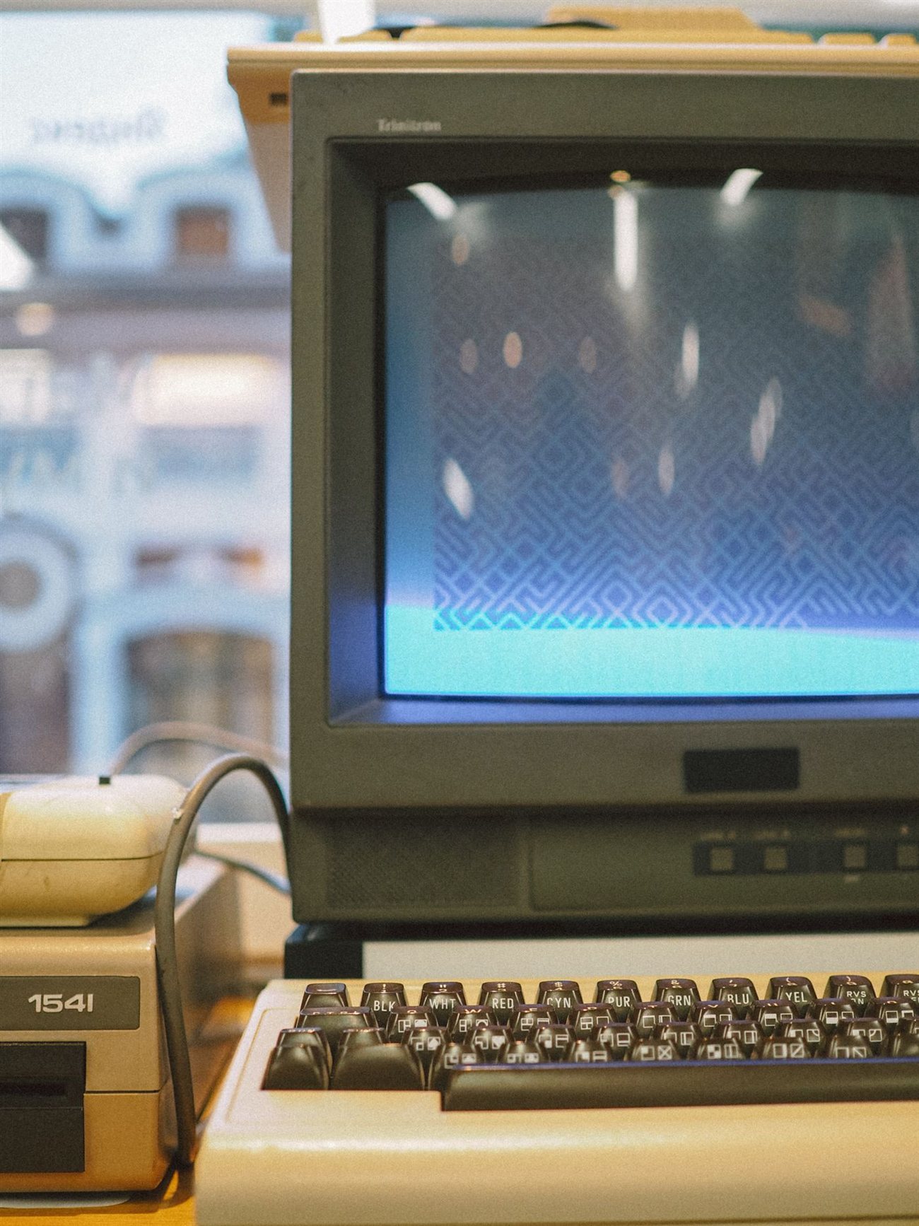 Computador vintage de torre con monitor CRT, de la época de los primeros grabadores de CD